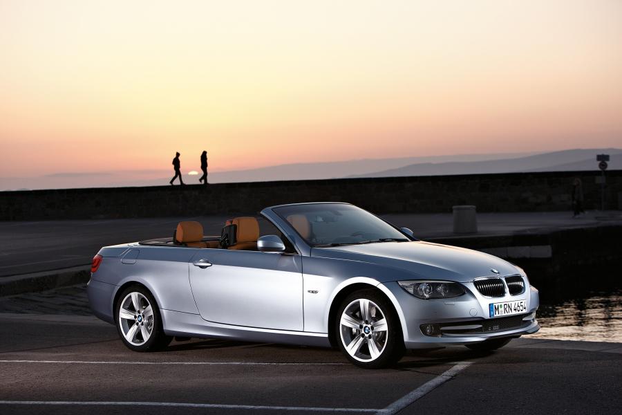  BMW 3-Series Convertible 2010 года  (фото 16 из 27)